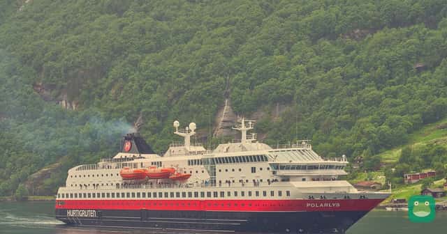 Polarlys departing Geiranger