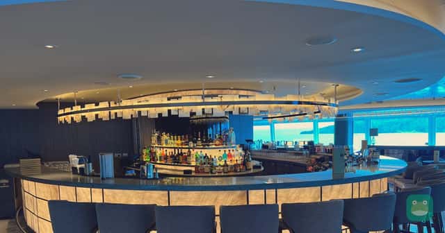 The bar in the Horizons Lounge on Oceania Vista.