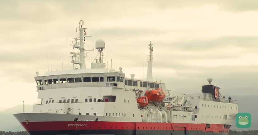Vesterålen arriving at Molde