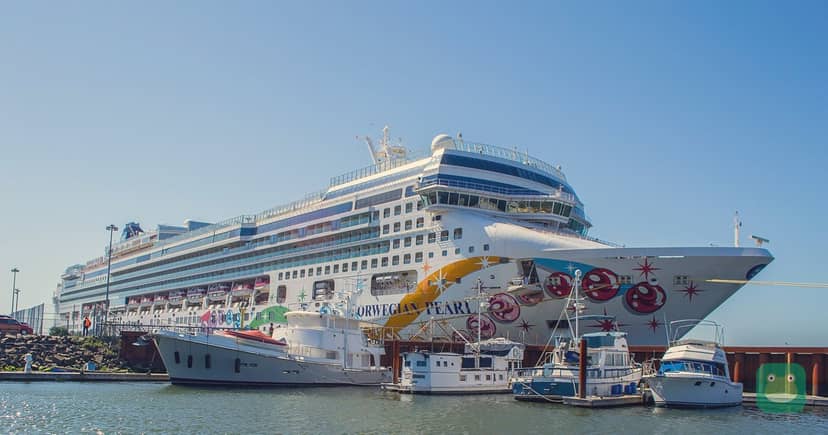 Norwegian Pearl at Astoria, Oregon, May 2013